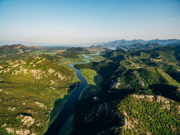 Río Crnojevica serpentea entre montañas verdes - Foto, Imagen