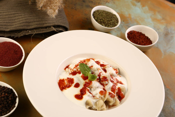 Turkkilainen manti manlama lautasella
 - Valokuva, kuva