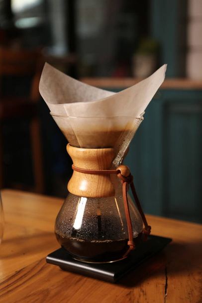 barista parzy kawę w kawiarni - Zdjęcie, obraz