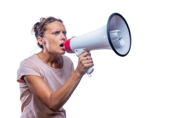 Een volwassen vrouw schreeuwen in luidspreker op een witte achtergrond - Foto, afbeelding