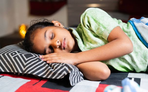Ragazza Kid dormire sul letto coprendo coperta concetto di relax, stanchezza e sonnellino prima di coricarsi. - Foto, immagini