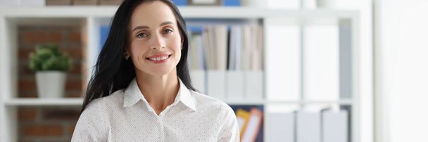 Sorridente consulente aziendale femminile al tavolo di lavoro in ufficio - Foto, immagini