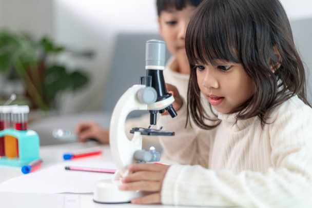 jeune fille jouer des expériences scientifiques pour la scolarisation à domicile - Photo, image
