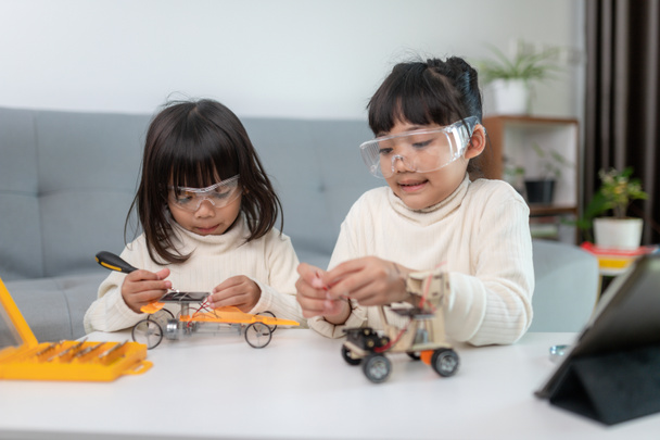 Vynalézavé dítě vyrábějící robotická auta doma - Fotografie, Obrázek