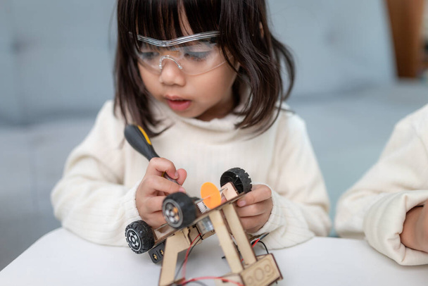 Pomysłowy dzieciak budujący samochody robotów w domu - Zdjęcie, obraz