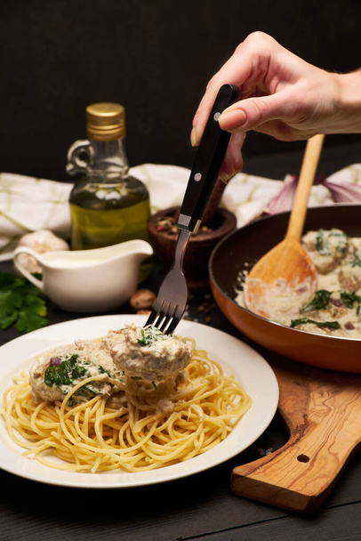 Portion of delicious meatballs with spinach in a creamy sauce - Foto, immagini