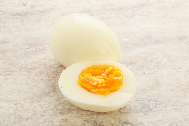 Keitetty kananmuna aamiaiseksi ilman munankuorta - Valokuva, kuva