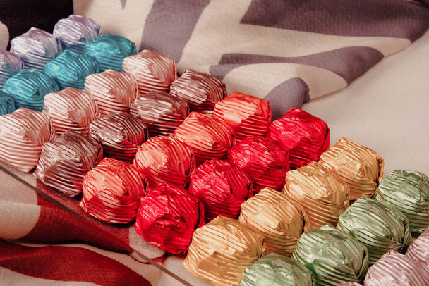 egy csomó különböző csokoládé praliné - Fotó, kép
