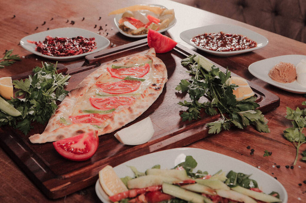 Traditionele Turks gebakken schotelpuree. Turkse pizzapide, Midden-Oosterse hapjes. Turkse keuken. Pide met vleesvulling - Foto, afbeelding