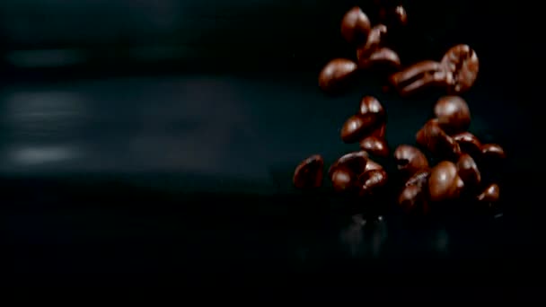 MACRO: Detailní záběr moka kávová zrna padající a poskakující kolem stolu - Záběry, video