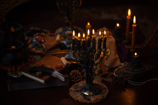Escena mágica, atmósfera mística, vista de velas sobre la mesa, concepto esotérico, adivinación y predicciones - Foto, Imagen