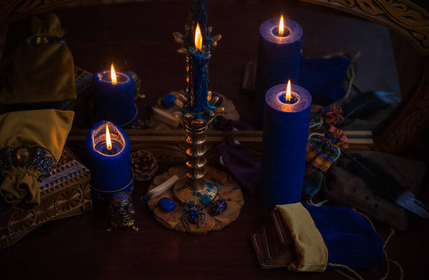 Magische scène, Mystieke sfeer, zicht op kaarsen op tafel, esoterisch concept, waarzeggerij en voorspellingen - Foto, afbeelding