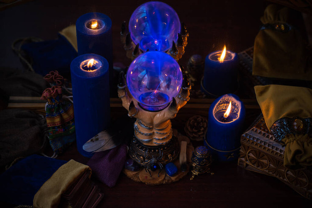 Cena mágica, atmosfera mística, vista de velas sobre a mesa, conceito esotérico, adivinhação e previsões - Foto, Imagem