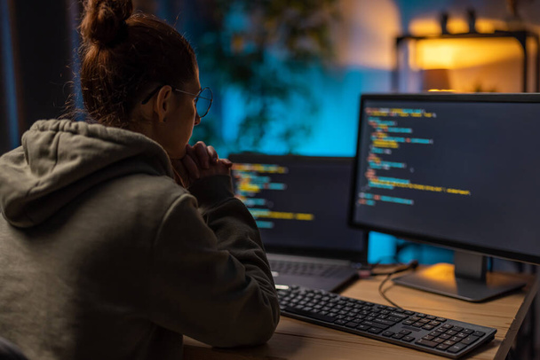 Woman coding at home - Фото, зображення