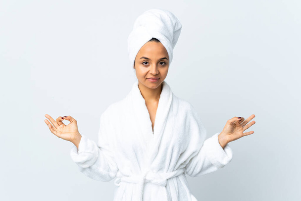 Nuori nainen kylpytakki yli eristetty valkoinen tausta zen aiheuttaa - Valokuva, kuva