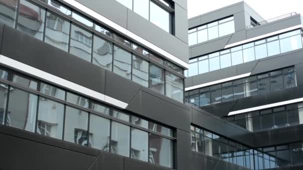 Edifício moderno - escritórios - janelas - chuva moderada - reflexão de outros edifícios
 - Filmagem, Vídeo