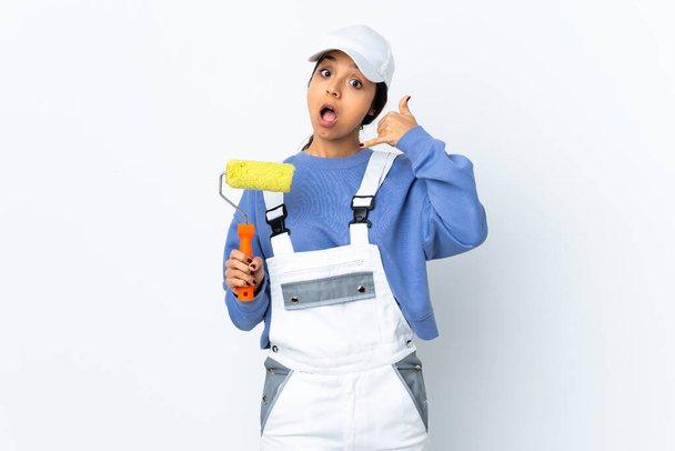Painter woman over isolated white background making phone gesture and doubting - Foto, Imagem