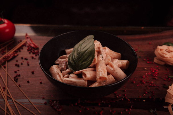 Saboroso apetecível macarrão italiano clássico com um delicioso molho. - Foto, Imagem