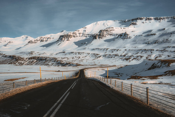 Street Highway Ring road No.1 in Iceland, with view towards eastjords and mountain. Eastern side if the country. Road trip travel concept. - Foto, Imagem