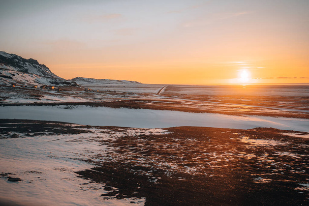 Sunset Sunrice over icelandic tundra with snow and ice. - Foto, imagen