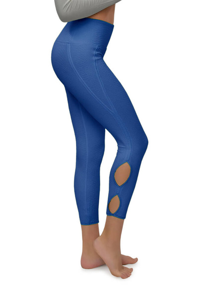 Pernas femininas finas bonitas em leggings de couro azul esporte isolado no fundo branco com caminho de recorte. Conceito de roupas elegantes, esportes, beleza, moda e pernas finas - Foto, Imagem