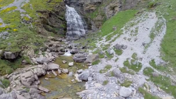 légi videóinak cascada cola de caballo vízesés alatt monte perdido ordesa Valley aragon huesca Pireneusok, Spanyolország - Felvétel, videó