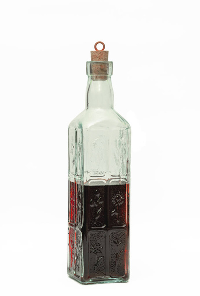 Молодое вино Изабеллы в изолированной стеклянной бутылке - Фото, изображение