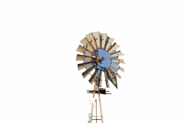 Windmühle zur Stromerzeugung auf den Feldern der Rhodos in Griechenland - Foto, Bild