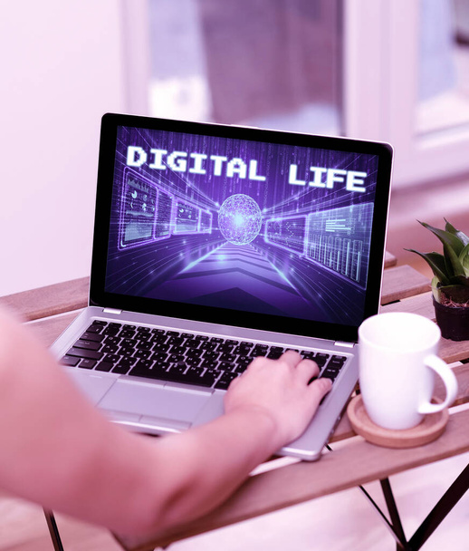 Fogalmi felirat Digitális élet. Word írt él egy világban összekapcsolt Internet Multimédia Kézzel elfoglalt gépelés Laptopon mellett Coffe bögre és növény dolgozik otthonról. - Fotó, kép