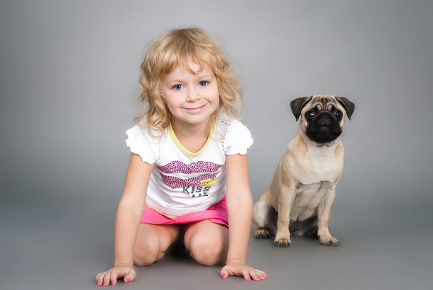 kleines Mädchen spielt mit Hund - Foto, Bild