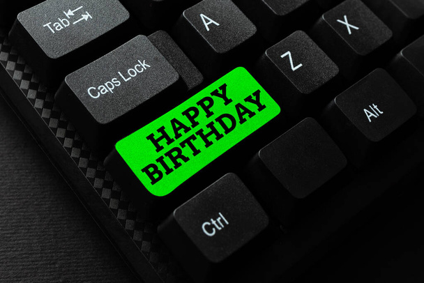 Doğum gününü gösteren bir mesaj. İş fikri Bir kişinin doğum yıldönümü sunumlarla kutlanır Çevrimiçi Daktilo Servisi Yaratmak, Bilgisayar Programı Öğrenmek - Fotoğraf, Görsel