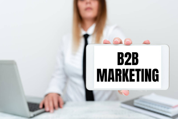 Inspiration showing sign B2B Marketing. Business overview Partnership Companies Supply Chain Merger Leads Resell Intern Starting A New Job Post, Student Presenting Report Studies - Foto, Bild