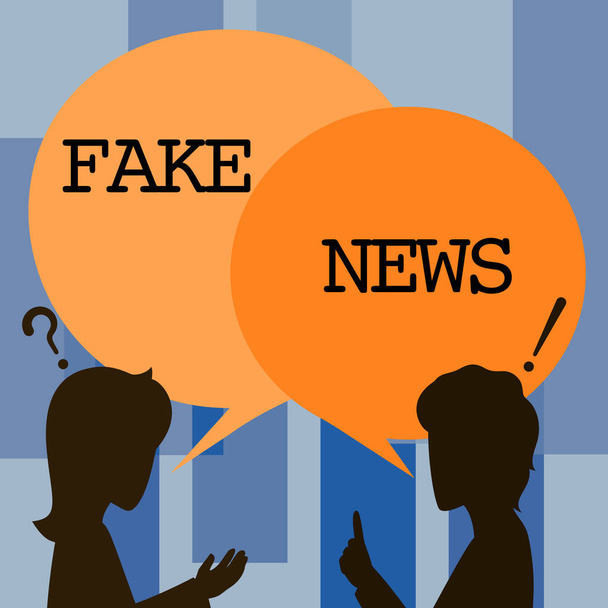 Szöveges felirat a hamis hírekről. Üzleti ötlet hamis információkat tesz közzé azzal az álcával, hogy hiteles hírek Pár rajz Chat Cloud Beszélgetés egymással Ötletek megosztása. - Fotó, kép
