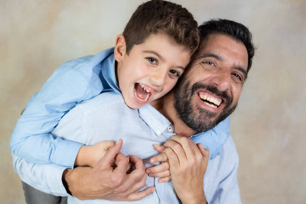 Vader en zoon glimlachen geïsoleerd - Foto, afbeelding