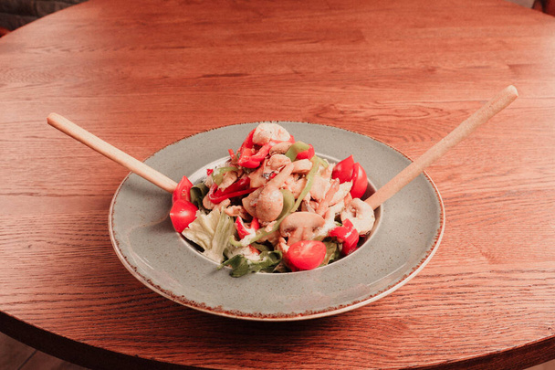 Assiette de salade fraîche avec des légumes mélangés
 - Photo, image