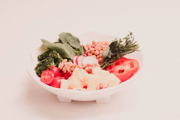 Placa de ensalada fresca con verduras mixtas
 - Foto, Imagen