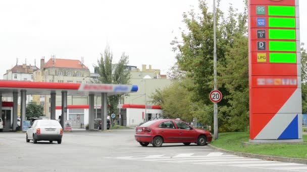 Tankstelle - Autos und Menschen - Bäume - Informationstafel mit Kraftstoffpreisen - Grüner Bildschirm - Filmmaterial, Video