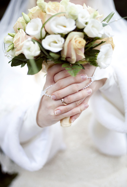 The bride with a ring on his finger holds the bridal bouquet - Фото, изображение
