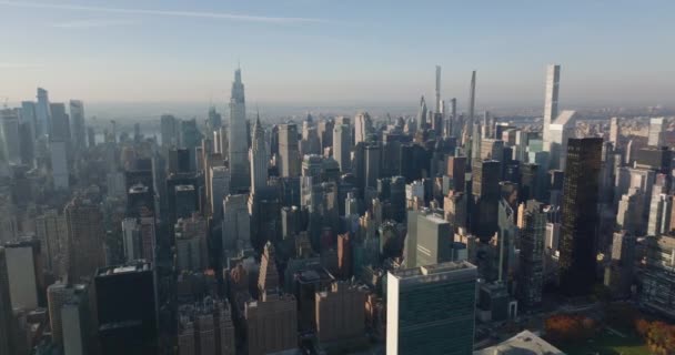 Slide and pan footage of skyscrapers in midtown. Aerial view of iconic One Vanderbilt, Chrysler and Empire State Building. Manhattan, New York City, USA - Filmagem, Vídeo