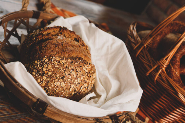 вкусный натуральный эстетический хлеб - Фото, изображение