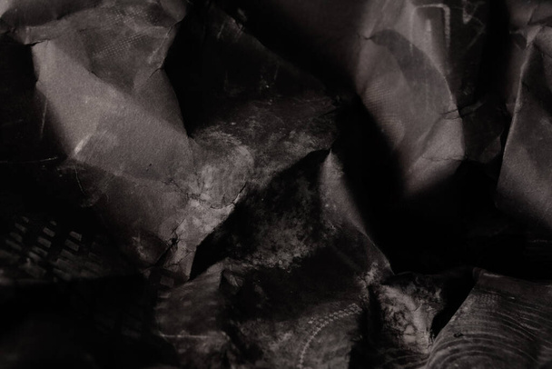 černý vrásčitý zmačkaný papír pozadí grunge textura pozadí - Fotografie, Obrázek