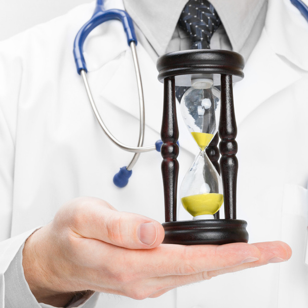 Docteur en médecine avec hourglas dans ses mains - ratio de 1 à 1 - Photo, image