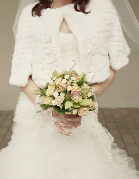 Bride in a white dress with a wedding bouquet - Zdjęcie, obraz