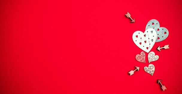 San Valentín amor hermoso. Corazón rojo, regalo romántico sobre fondo rojo amor con espacio de copia. Decoración de San Valentín banner flatlay - Foto, Imagen