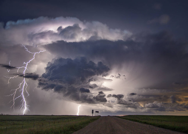 Μεγάλη καταιγίδα αστραπή Saskatchewan στο καλοκαίρι αγροτική Καναδά - Φωτογραφία, εικόνα