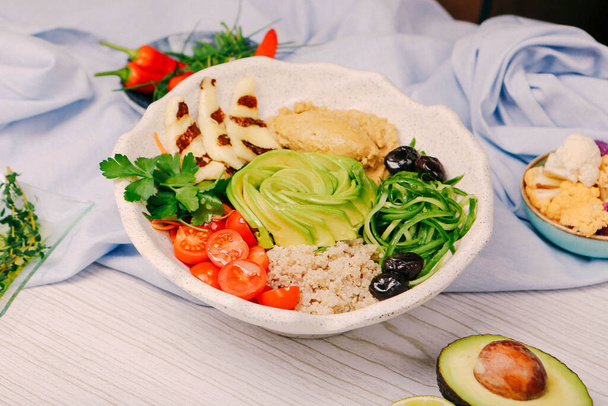 Placa de ensalada fresca con verduras mixtas
 - Foto, imagen