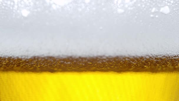 MACRO, DOF: Detailed macro of a foamy jug of refreshing non-alcoholic beer. - Filmati, video