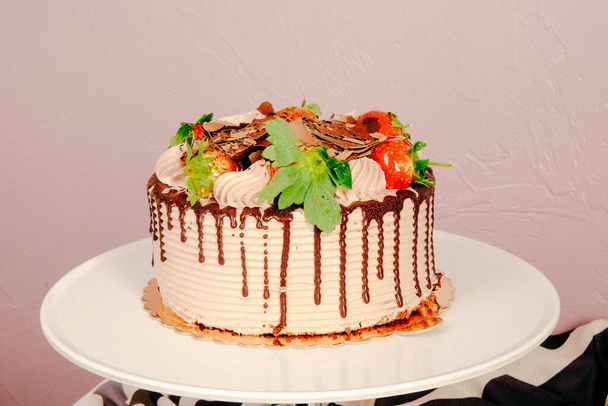 Board with delicious cake on table - Foto, Bild