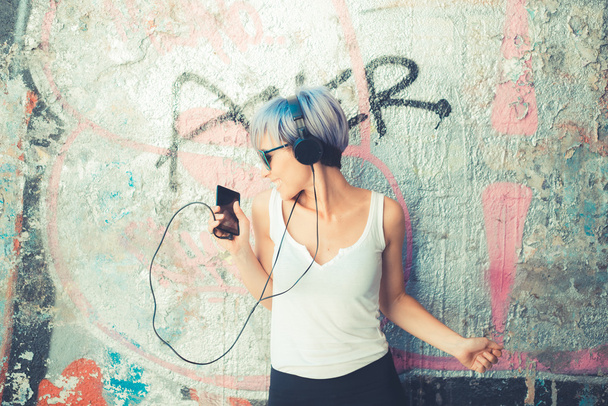 Hipster kobieta z muzyka słuchawki - Zdjęcie, obraz