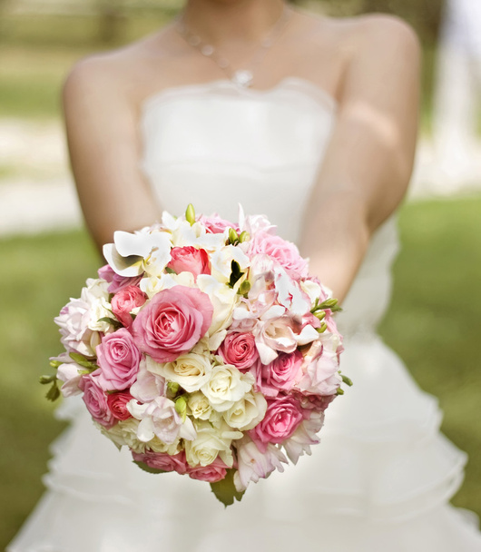 Bride in a white dress with a wedding bouquet - Fotoğraf, Görsel